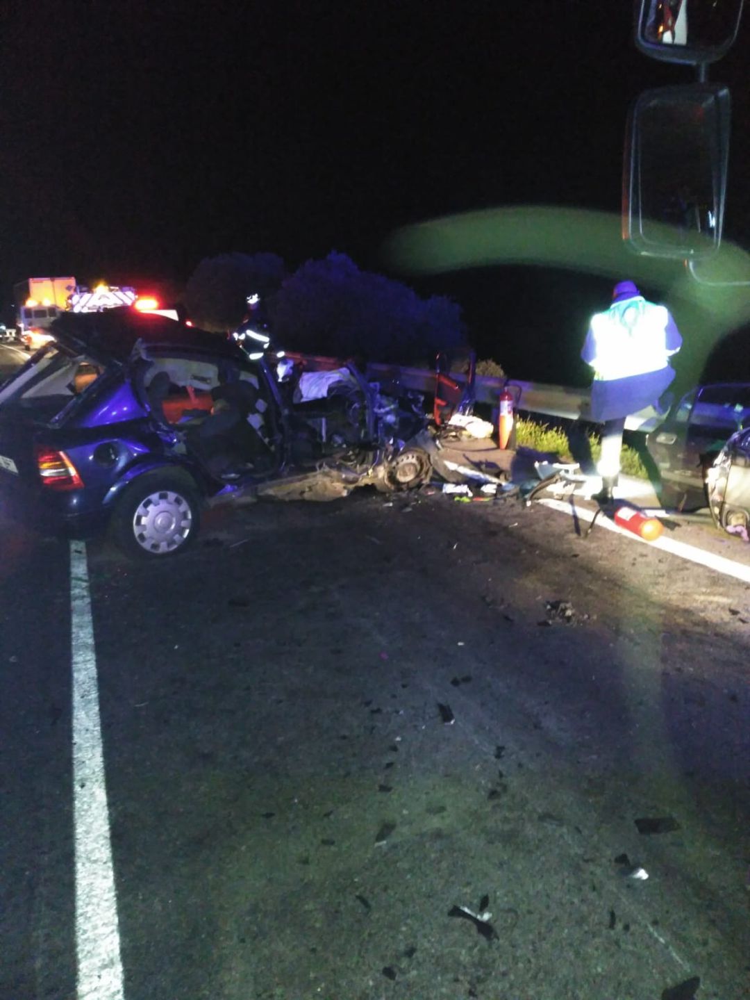 El vehículo completamente destrozado tras el choque frontal El vehículo completamente destrozado tras el choque frontal