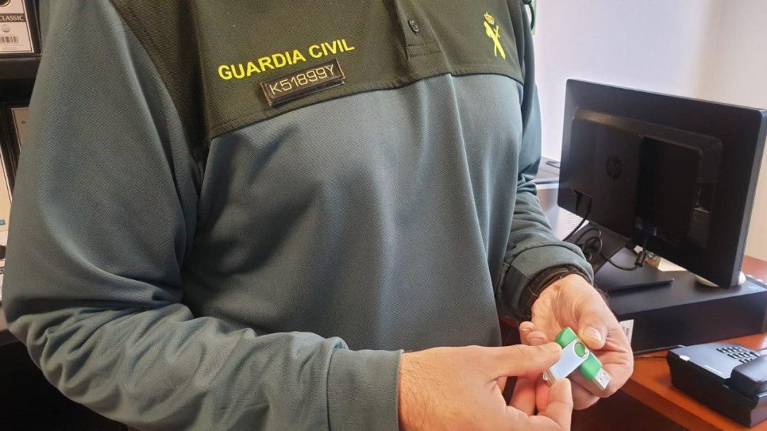 La Guardia Civil muestra el pendrive que entregó la detenida con los archivos de la novela de Lucía Lourido La Guardia Civil muestra el pendrive que entregó la detenida con los archivos de la novela de Lucía Lourido