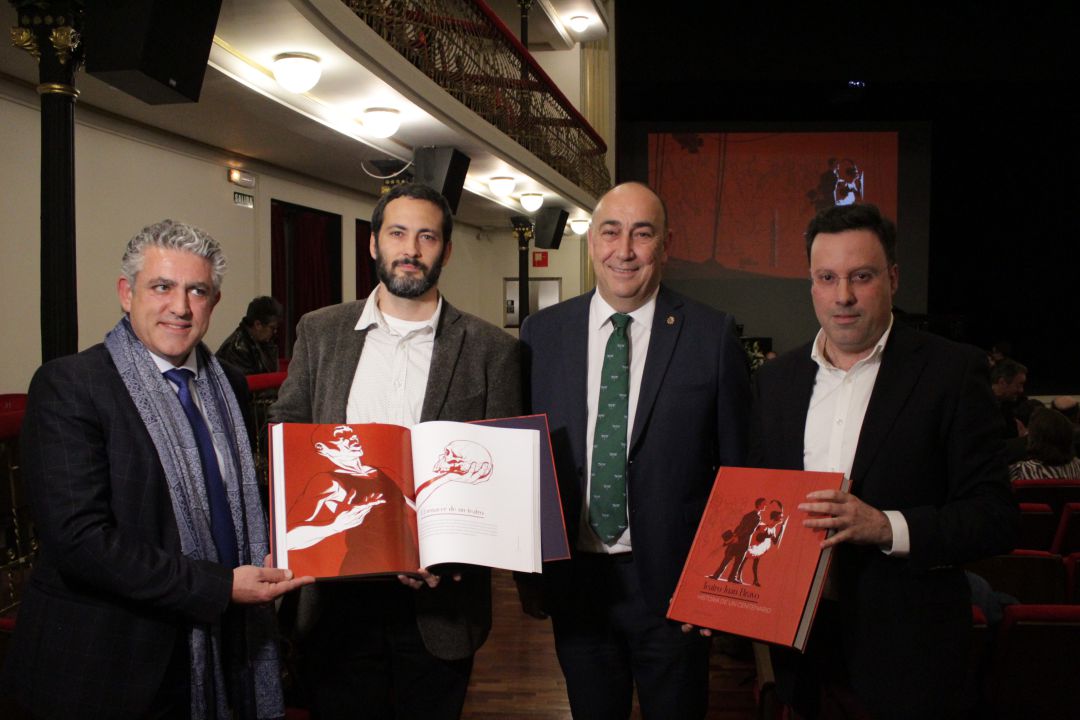 De iz a dcha José María Bravo, diputado de cultura;el ilustrador Guillermo Berdugo, Miguel Ángel de Vicente presidente de la Diputación y el periodista Carlos Álvaro De iz a dcha José María Bravo, diputado de cultura;el ilustrador Guillermo Berdugo, Miguel Ángel de Vicente presidente de la Diputación y el periodista Carlos Álvaro
