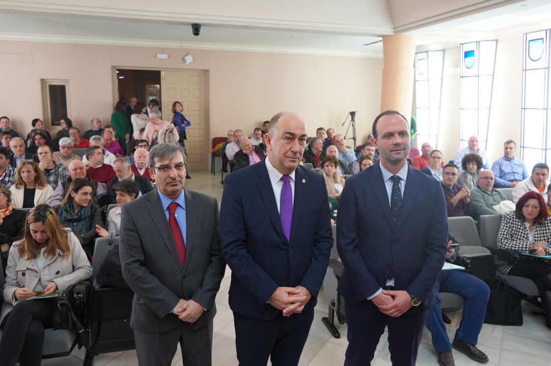 El vicenconsejero de infraestructuras José Luis Sanz Merino (i) junto al presidente de la Diputación Miguel Ángel de Vicente y el responsable autonómico de Telefónica Javier Alonso (d) momentos antes de la reunión informativa El vicenconsejero de infraestructuras José Luis Sanz Merino (i) junto al presidente de la Diputación Miguel Ángel de Vicente y el responsable autonómico de Telefónica Javier Alonso (d) momentos antes de la reunión informativa