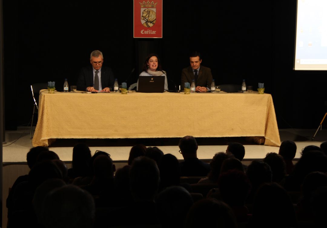 La concejal de Cultura, Maite Sánchez, flanqueada por el experto en economía de la cultura, Cesar Herrero y el viceconsejero de Cultura, Raúl Fernández. La concejal de Cultura, Maite Sánchez, flanqueada por el experto en economía de la cultura, Cesar Herrero y el viceconsejero de Cultura, Raúl Fernández.