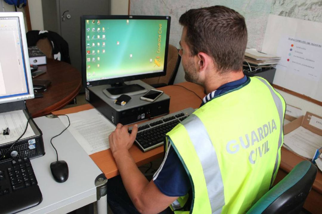 Los detenidos cobraron presuntamente 13 pagarés falsificados de dos empresas por valor de más de 10.700 euros. Los detenidos cobraron presuntamente 13 pagarés falsificados de dos empresas por valor de más de 10.700 euros.
