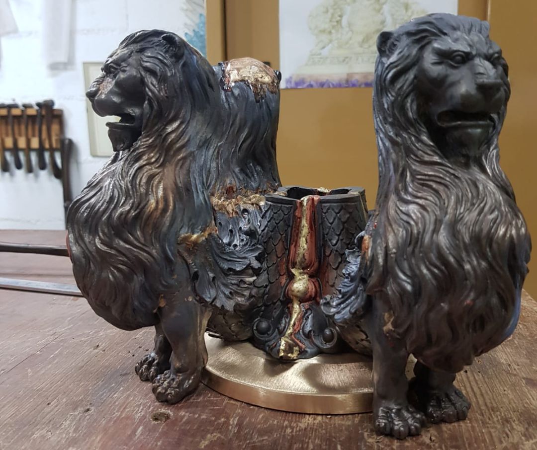 Detalle de uno de los nuevos hachones en bronce que estrenará el Martes Santo el paso del Cristo de la Buena Muerte de Los Estudiantes Detalle de uno de los nuevos hachones en bronce que estrenará el Martes Santo el paso del Cristo de la Buena Muerte de Los Estudiantes