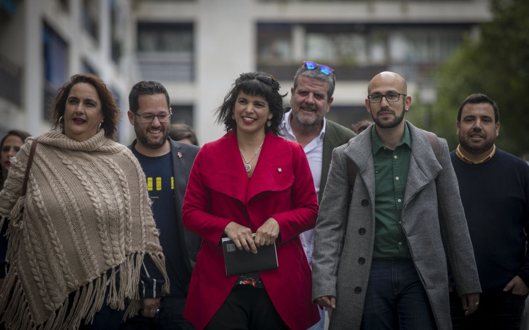 La coordinadora de Podemos Andalucía y portavoz de Adelantes Andalucía, Teresa Rodríguez, acompañada de su equipo La coordinadora de Podemos Andalucía y portavoz de Adelantes Andalucía, Teresa Rodríguez, acompañada de su equipo