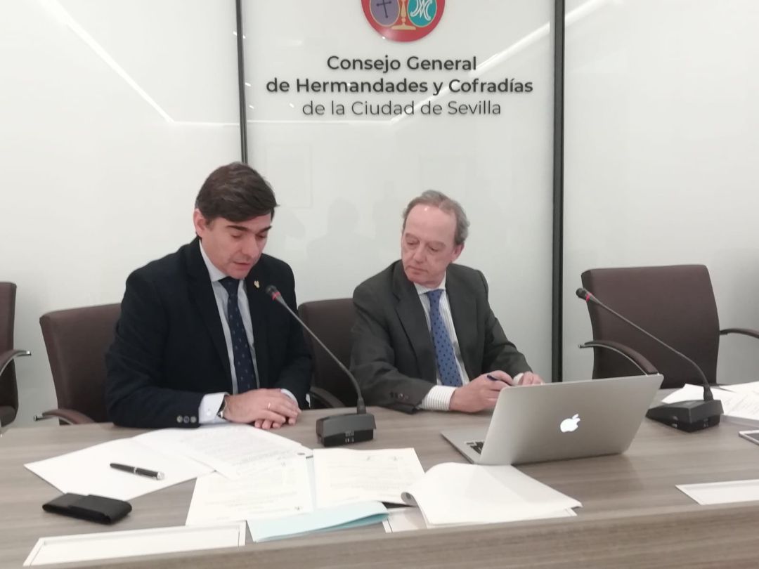 El tesorero del Consejo, Alejandro Marchena -a la izquierda de la imagen-, junto al notario Ignacio Guajardo-Fajardo durante el sorteo de las sillas libres en Carrera Oficial El tesorero del Consejo, Alejandro Marchena -a la izquierda de la imagen-, junto al notario Ignacio Guajardo-Fajardo durante el sorteo de las sillas libres en Carrera Oficial