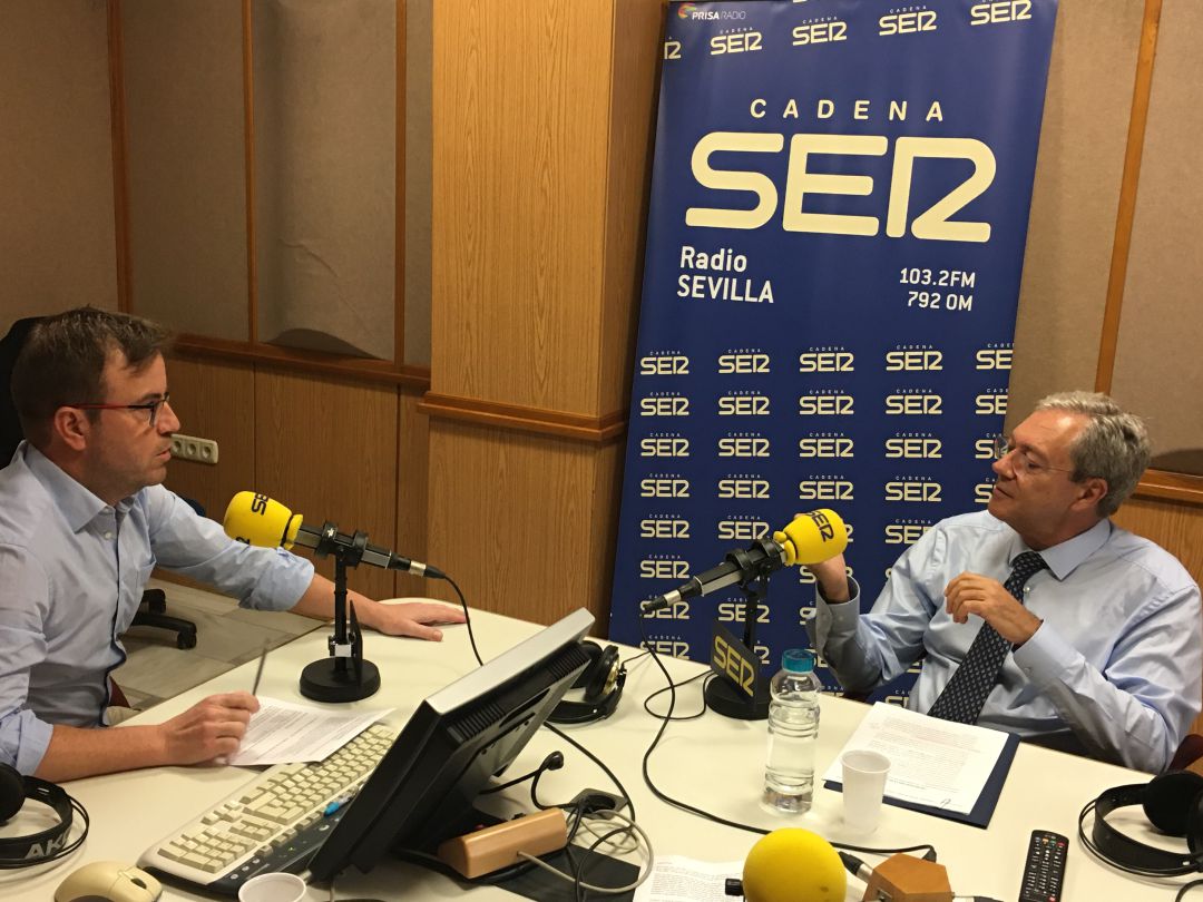 El consejero de economía, Rogelio Velasco, entrevistado por Fernando Pérez Monguió en la Ventana Andalucía El consejero de economía, Rogelio Velasco, entrevistado por Fernando Pérez Monguió en la Ventana Andalucía