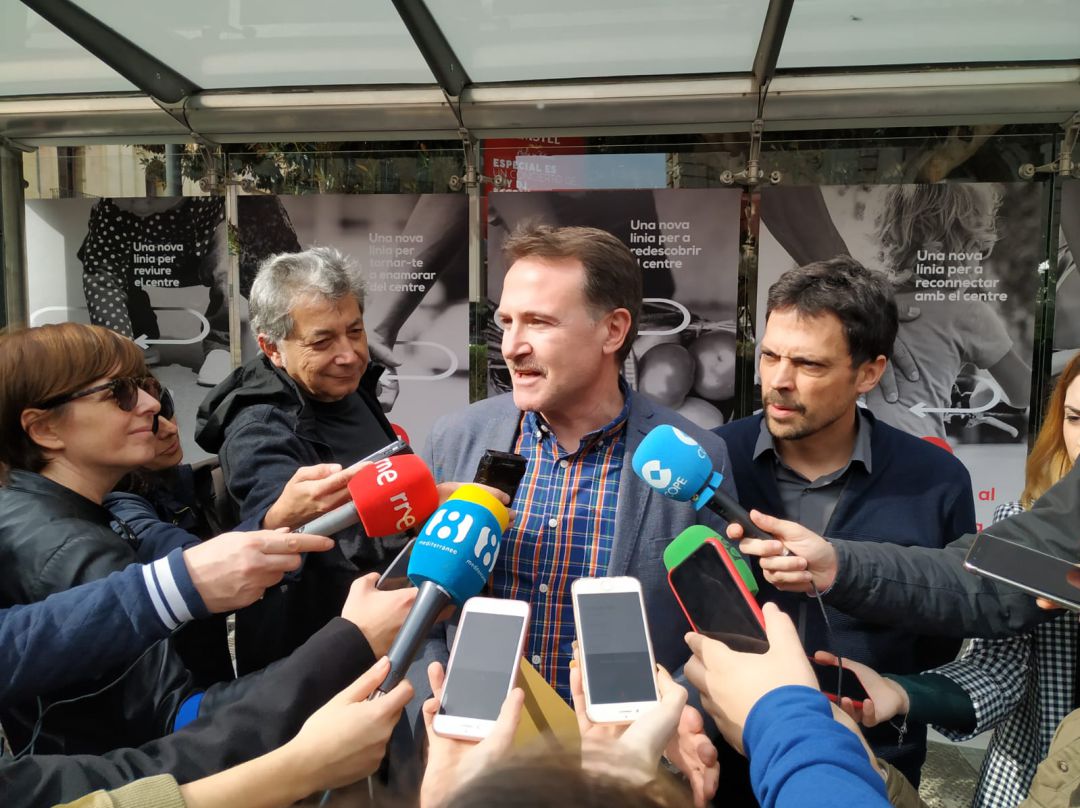 El concejal de Movilidad, Giuseppe Grezzi, junto al gerente de la EMT de València, Josep Enric García Alemany, en la presentación de la nueva campaña informativa de la empresa. El concejal de Movilidad, Giuseppe Grezzi, junto al gerente de la EMT de València, Josep Enric García Alemany, en la presentación de la nueva campaña informativa de la empresa.