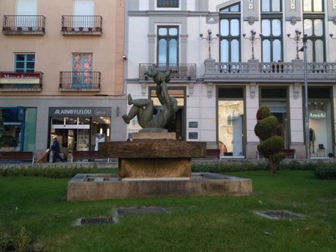 "Maternidad" de Baltasar Lobo en la Plaza de Zorilla de la capital "Maternidad" de Baltasar Lobo en la Plaza de Zorilla de la capital