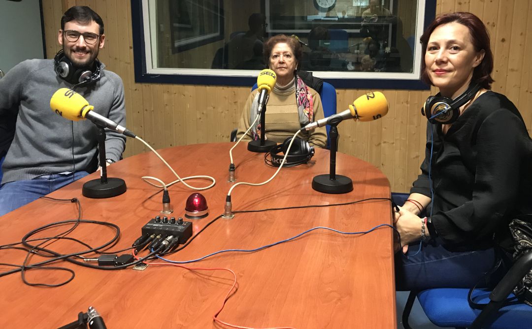 En "Hoy por Hoy Valdepeñas" hemos reunido a tres generaciones de oyentes: Francisco Medina, de 28 años; Laura Alcaide, de 43 años y Ana Torija, de 84 años En "Hoy por Hoy Valdepeñas" hemos reunido a tres generaciones de oyentes: Francisco Medina, de 28 años; Laura Alcaide, de 43 años y Ana Torija, de 84 años