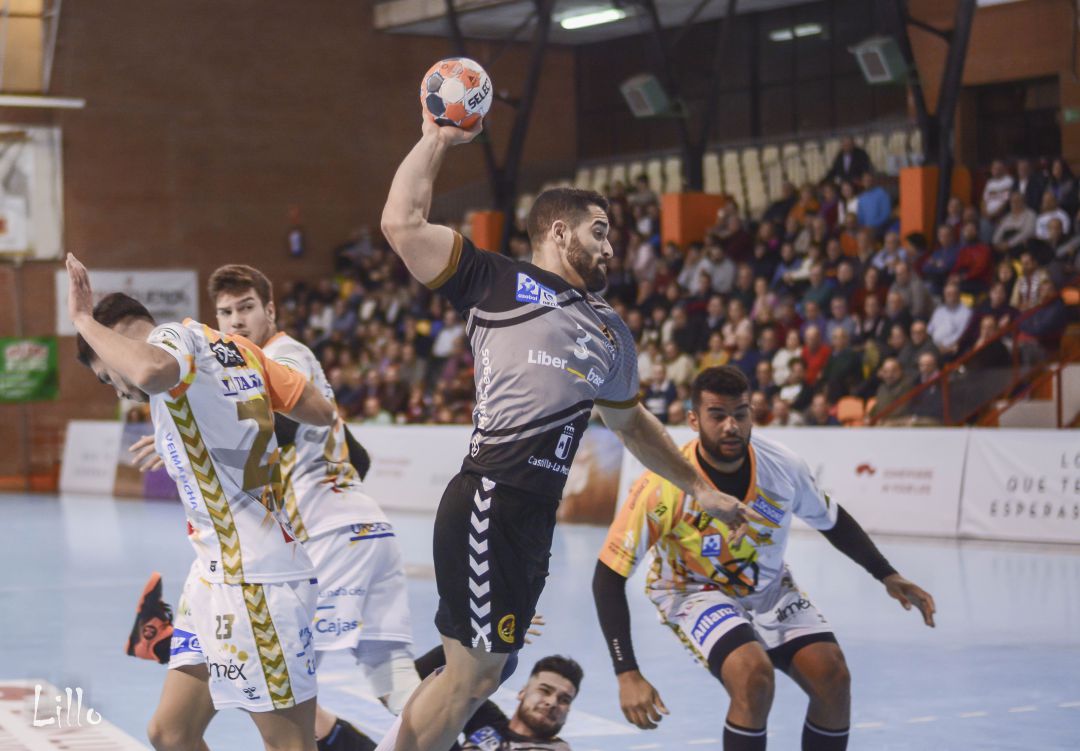 Dutra lanza a portería Dutra lanza a portería