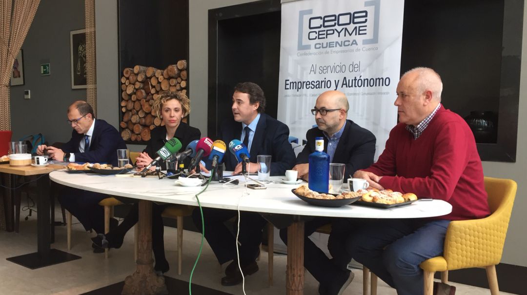 David Peña, en el centro, junto a parte del Comité Ejecutivo de CEOE CEPYME David Peña, en el centro, junto a parte del Comité Ejecutivo de CEOE CEPYME