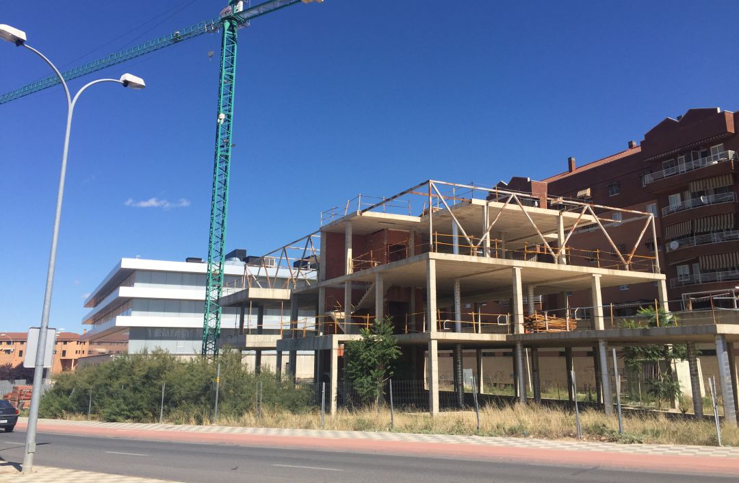 Edificio inacabado de la Ronda Oeste, en el que CEOE quiere instalar su sede Edificio inacabado de la Ronda Oeste, en el que CEOE quiere instalar su sede