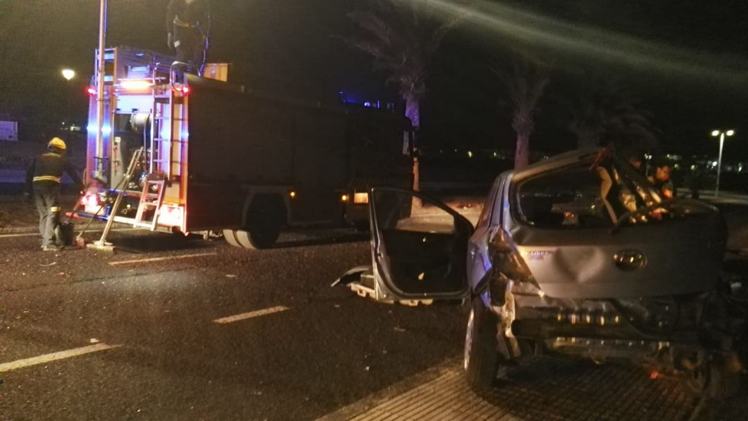 Los bomberos retirando los restos del vehículo accidentado. Los bomberos retirando los restos del vehículo accidentado.