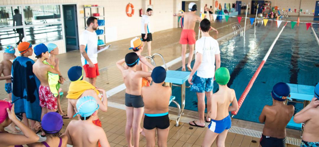 Menores en la piscina Menores en la piscina