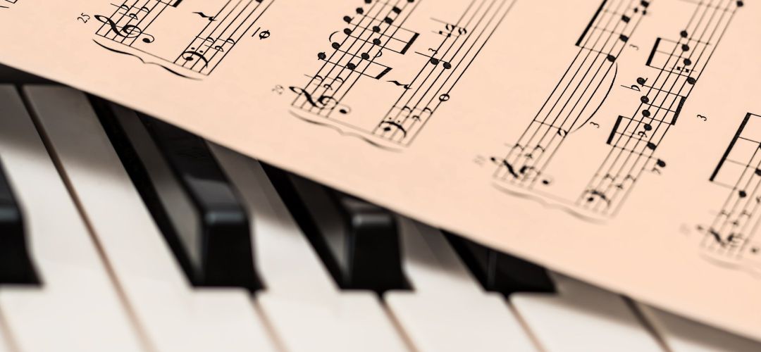 Partitura sobre piano Partitura sobre piano