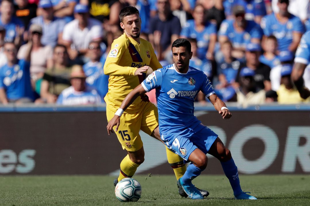 Ángel (Getafe CF) se zafa de Clement Lenglet (FC Barcelona) durante el partido de la primera vuelta en el Coliseum Ángel (Getafe CF) se zafa de Clement Lenglet (FC Barcelona) durante el partido de la primera vuelta en el Coliseum