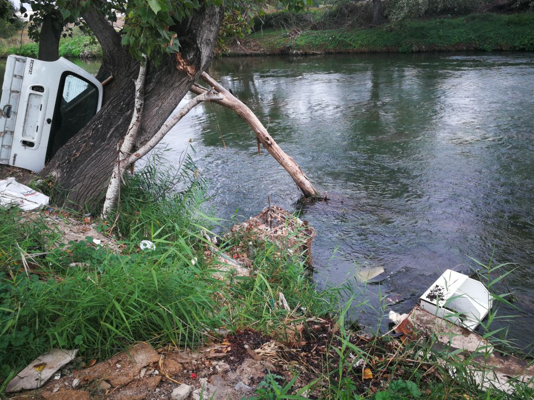 Lavadoras, restos de vehículos desguazados y escombros en general salpican las riberas del río Manzanares a su paso por Getafe. Lavadoras, restos de vehículos desguazados y escombros en general salpican las riberas del río Manzanares a su paso por Getafe.