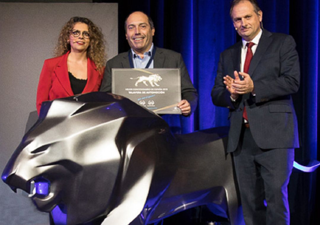 Nilo de Jesús Gonzalez Perales, gerente del Grupo Talauto recogiendo un premio Nilo de Jesús Gonzalez Perales, gerente del Grupo Talauto recogiendo un premio