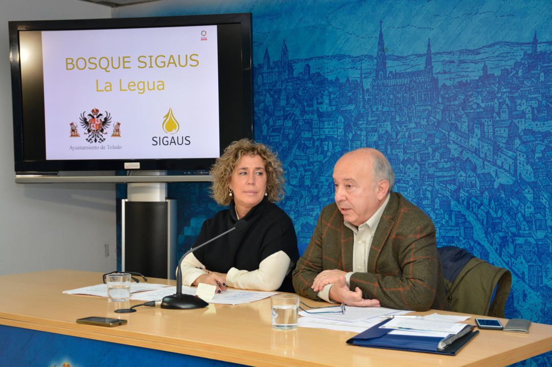 Marta Medina, concejal de Parques y Jardines, y Fermín Martínez, director de relaciones institucionales de SIGAUS Marta Medina, concejal de Parques y Jardines, y Fermín Martínez, director de relaciones institucionales de SIGAUS