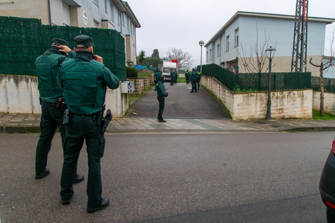 Despliegue realizado por la Guardia Civil en una de las urbanizaciones. Despliegue realizado por la Guardia Civil en una de las urbanizaciones.