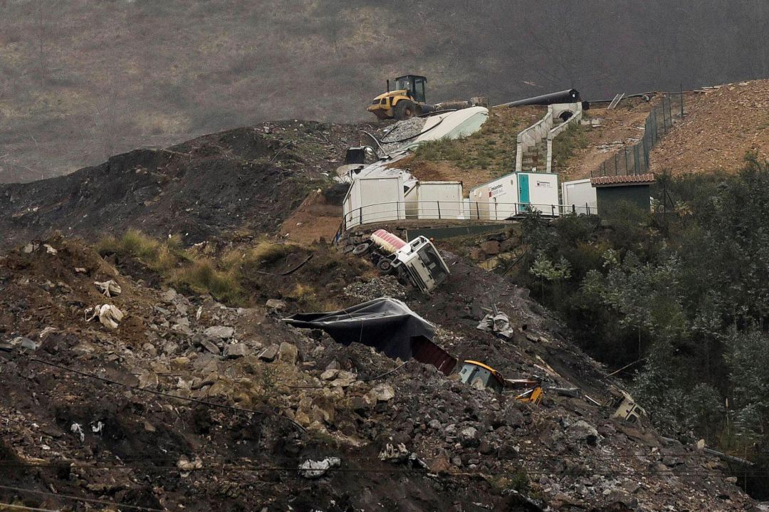 Miembros de los servicios de emergencia continúan la búsqueda este sábado de los dos desaparecidos el pasado jueves tras quedar sepultados por un corrimiento de tierras en un vertedero de la localidad vizcaína de Zaldibar, Bizkaia. Miembros de los servicios de emergencia continúan la búsqueda este sábado de los dos desaparecidos el pasado jueves tras quedar sepultados por un corrimiento de tierras en un vertedero de la localidad vizcaína de Zaldibar, Bizkaia.