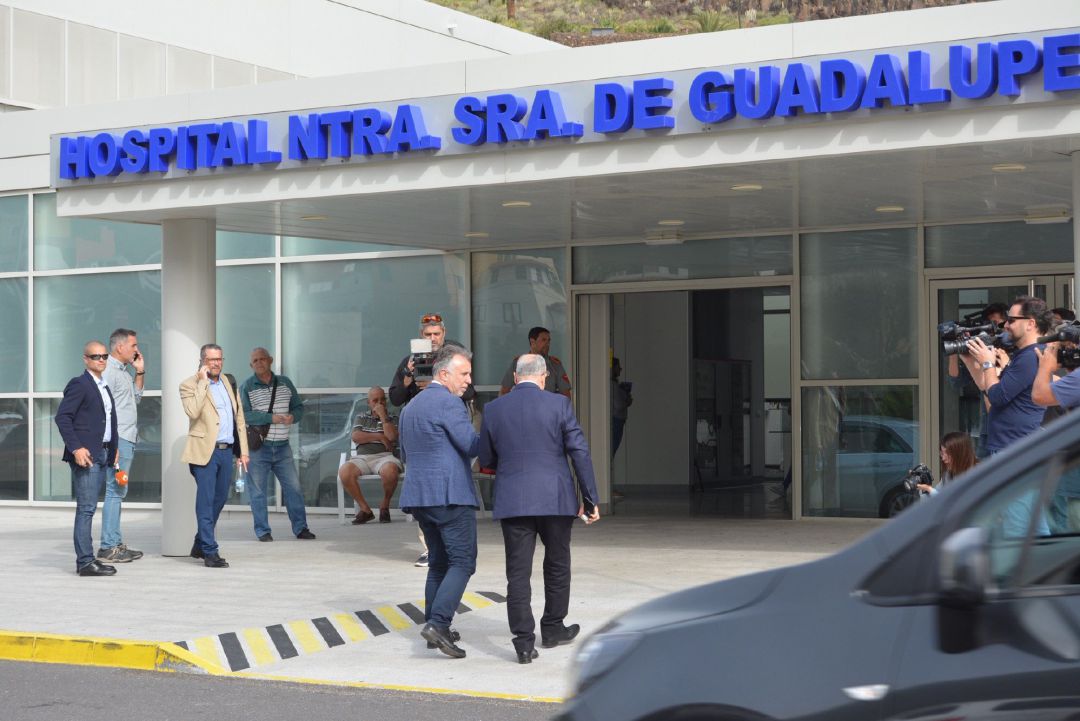 El presidente canario, Ángel Víctor Torres (i), y el presidente del Cabildo de La Gomera, Casimiro Curbelo, llegando al hospital Nuestra Señora de Guadalupe, el pasado 4 de febrero. El presidente canario, Ángel Víctor Torres (i), y el presidente del Cabildo de La Gomera, Casimiro Curbelo, llegando al hospital Nuestra Señora de Guadalupe, el pasado 4 de febrero.