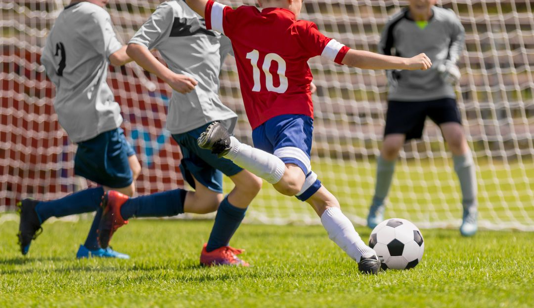 Imagen de niños jugando al fútbol Imagen de niños jugando al fútbol