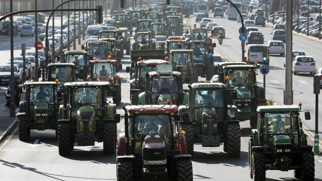 Una multitudinaria tractorada y miles de agricultores cortan carreteras y centros de ciudades