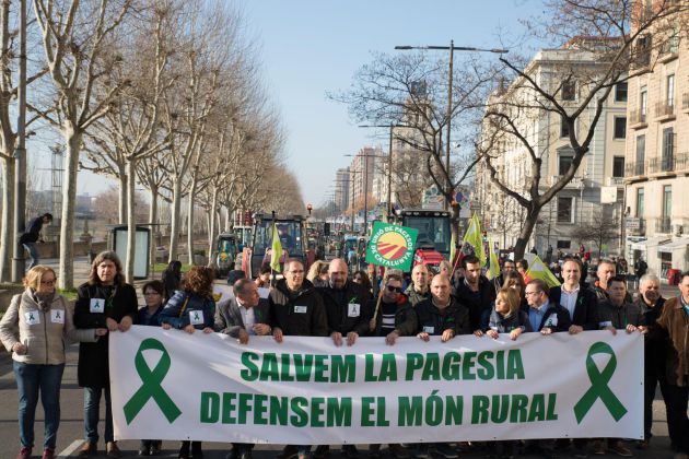 Varios miles de personas y centenares de tractores han colapsado el centro de Lleida este viernes en una manifestación para reclamar precios justos para los productores agrícolas. Varios miles de personas y centenares de tractores han colapsado el centro de Lleida este viernes en una manifestación para reclamar precios justos para los productores agrícolas.