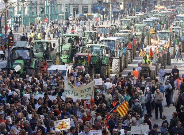 14/02/2020 Agricultores y ganaderos organizan una 'tractorada' para manifestarse por la "situación límite" que viven los trabajadores del sector primario, en Valencia (España), a 14 de febrero de 2020. ECONOMIA Rober Solsona - Europa Press