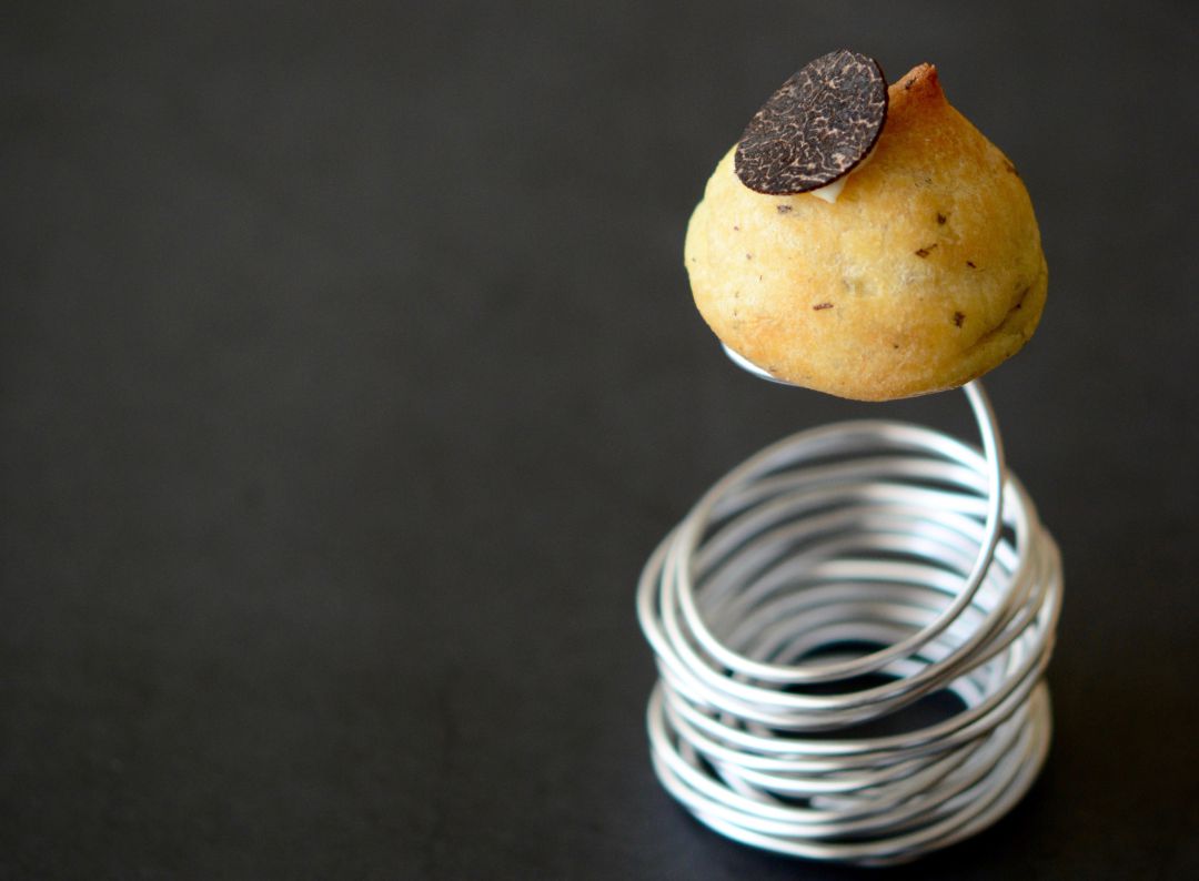 Las 'gougères', típicas de la región francesa de Borgoña, son una especie de buñuelo que se hace mezclando queso pasta 'choux'. Las 'gougères', típicas de la región francesa de Borgoña, son una especie de buñuelo que se hace mezclando queso pasta 'choux'.