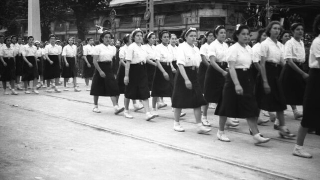 Imagen de archivo de mujeres de la Sección Femenina desfilando Imagen de archivo de mujeres de la Sección Femenina desfilando