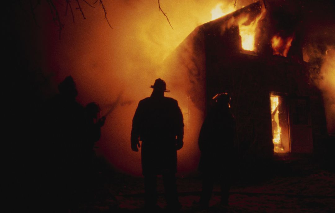 Un grupo de bomberos en un incendio. Un grupo de bomberos en un incendio.