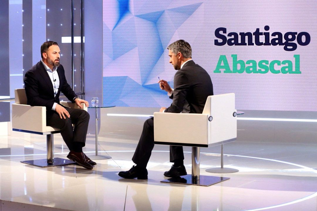 El líder de Vox, Santiago Abascal (i), durante la entrevista. El líder de Vox, Santiago Abascal (i), durante la entrevista.