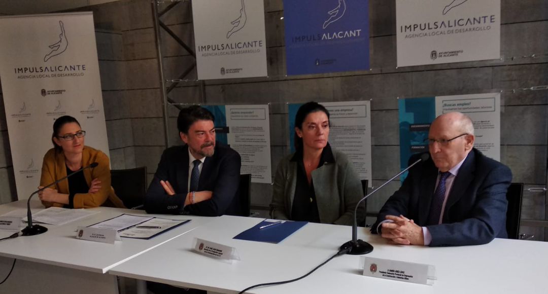 El alcalde Luis Barcala durante una firma de un convenio de formación con FECIA El alcalde Luis Barcala durante una firma de un convenio de formación con FECIA