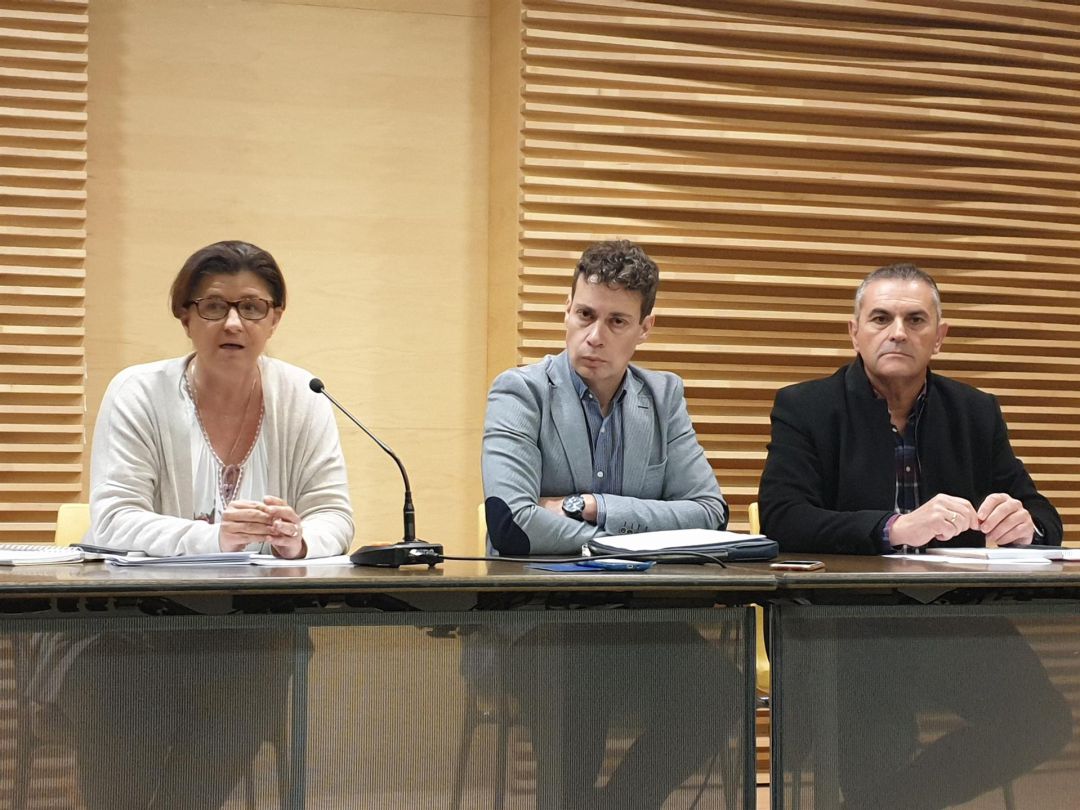 El presidente de Acom España, Mario Rivas, flanqueado por los vicepresidentes Carolina López y el asturiano Mino García. El presidente de Acom España, Mario Rivas, flanqueado por los vicepresidentes Carolina López y el asturiano Mino García.