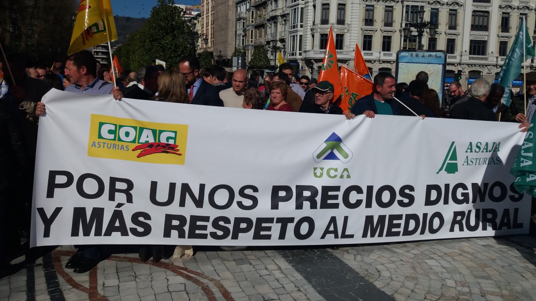 Ganaderos y agricultores claman en Oviedo por la supervivencia del campo