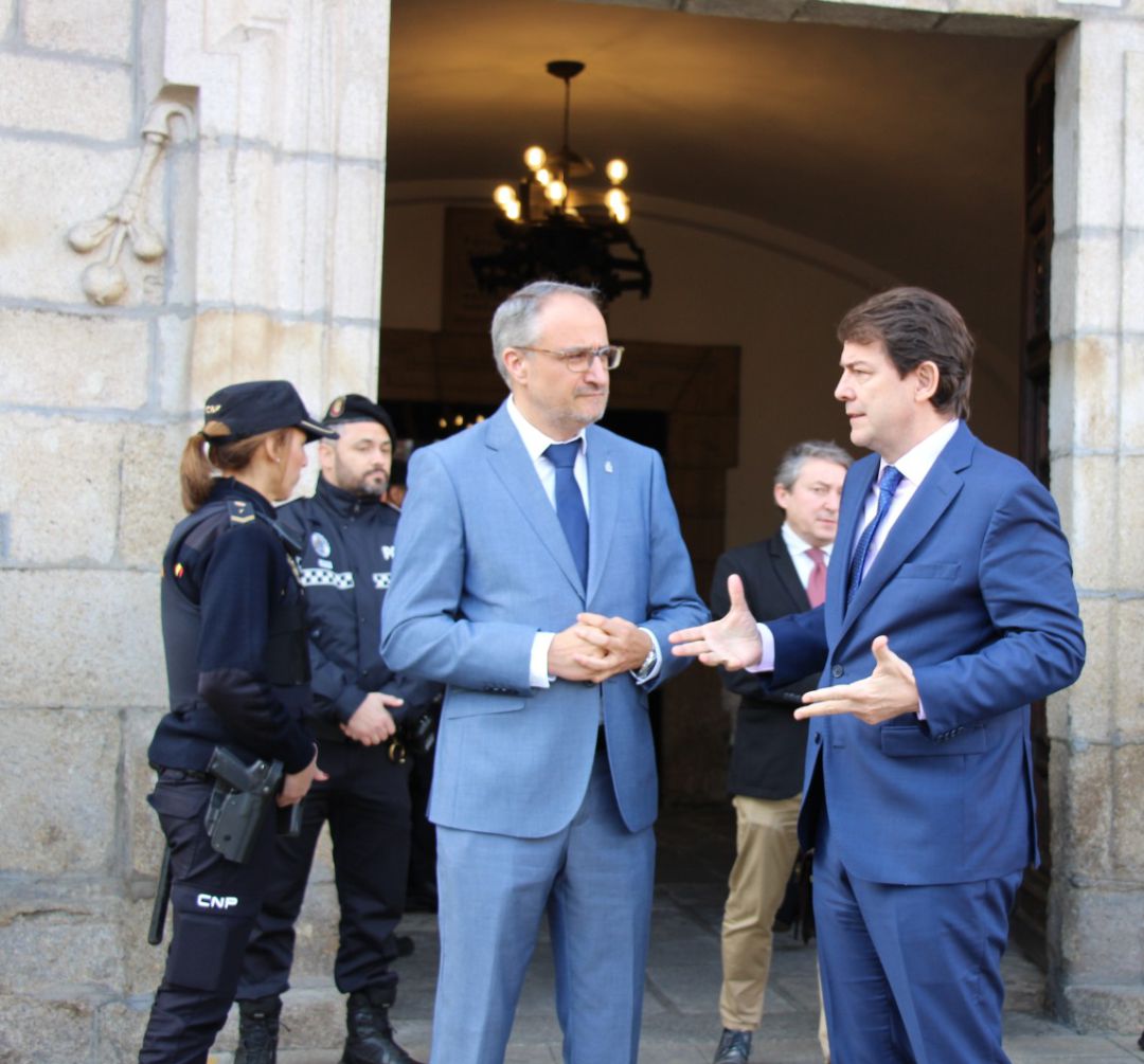 El presidente de la Junta, Alfonso Fernández Mañueco, junto al alcalde de Ponferrada, Olegario Ramón, a las puertas del consistorio El presidente de la Junta, Alfonso Fernández Mañueco, junto al alcalde de Ponferrada, Olegario Ramón, a las puertas del consistorio