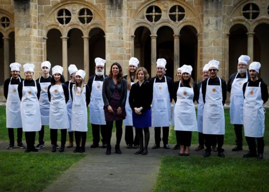 Varios de los nuevos cocineros premiados junto con la directora de la guía, María Ritter, y la consejera de Turismo, Sonia Pérez Varios de los nuevos cocineros premiados junto con la directora de la guía, María Ritter, y la consejera de Turismo, Sonia Pérez