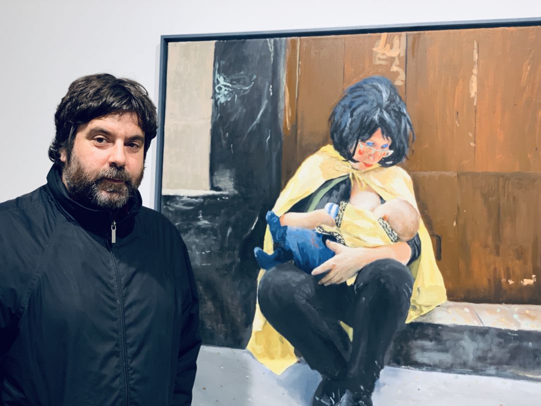 Pepe Baena posa ante una de las obras reunidas en la exposición "Óleo, óleo, mi Cádiz" Pepe Baena posa ante una de las obras reunidas en la exposición "Óleo, óleo, mi Cádiz"