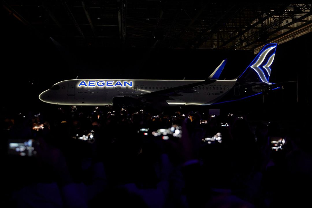 Un modelo Aegean Airbus A320neo iluminado Un modelo Aegean Airbus A320neo iluminado