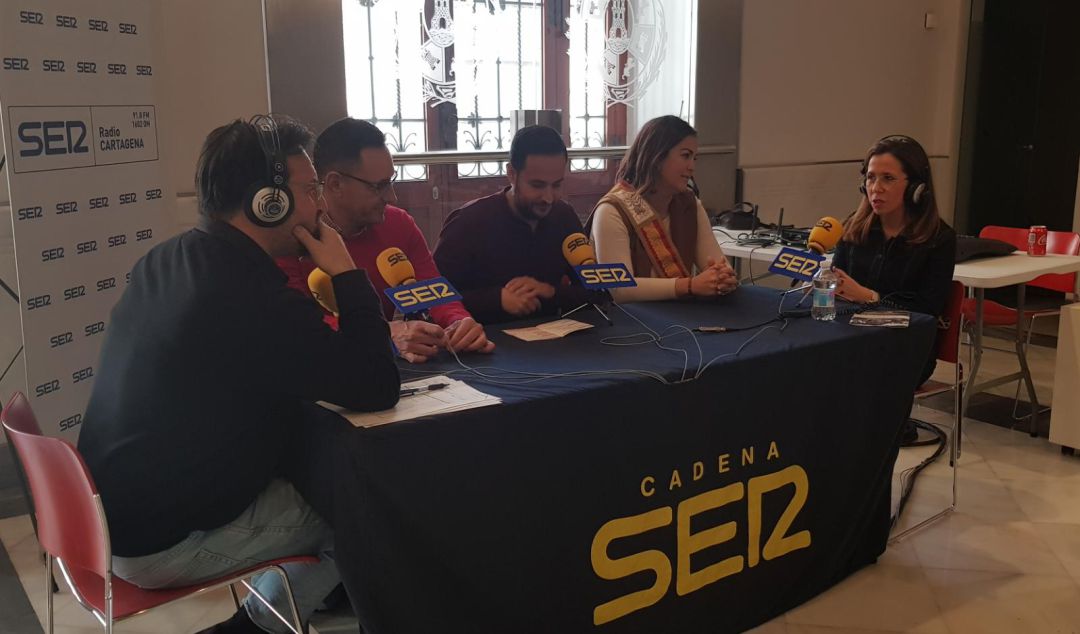 Emisión en directo del programa Cartagena Hoy por hoy Cartagena desde el Ayuntamiento de Cartagena(Especial Carnaval Cartagena 2020) Foto de izda a derecha: Miguel Meroño, director-presentador Hoy por hoy Cartagena; Eduardo Pignatelli, vicepresidente de la Federación Carnaval Cartagena, David Martínez, pregonero 2020; Lara Varela, Reina del Carnaval y Ana Belén Castejón, alcaldesa de Cartagena. Emisión en directo del programa Cartagena Hoy por hoy Cartagena desde el Ayuntamiento de Cartagena(Especial Carnaval Cartagena 2020) Foto de izda a derecha: Miguel Meroño, director-presentador Hoy por hoy Cartagena; Eduardo Pignatelli, vicepresidente de la Federación Carnaval Cartagena, David Martínez, pregonero 2020; Lara Varela, Reina del Carnaval y Ana Belén Castejón, alcaldesa de Cartagena.