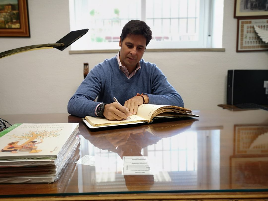 El empresario ha firmado el libro de honor del colegio Juan de la Rosa antes de ofrecer su conferencia este viernes El empresario ha firmado el libro de honor del colegio Juan de la Rosa antes de ofrecer su conferencia este viernes