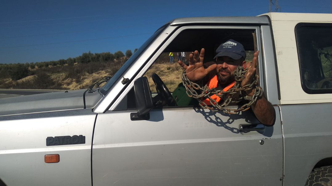 Uno de los agricultores partipantes en la tractorada, con unas cadenas en la manos para reivindicar la crisis de precios que sufre el sector Uno de los agricultores partipantes en la tractorada, con unas cadenas en la manos para reivindicar la crisis de precios que sufre el sector