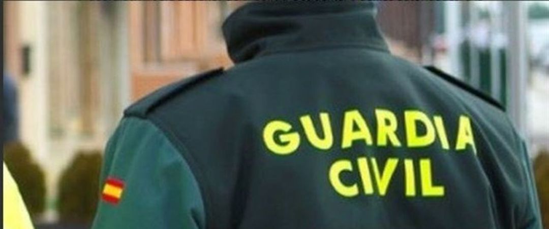 Un agente de la Guardia Civil Un agente de la Guardia Civil