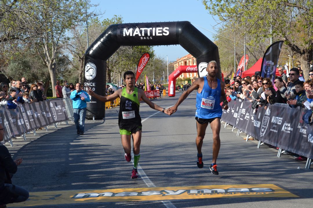 Youssef Ahatach y Moha Rida entrando en meta, en la carrera de Xàbia del año 2018. Youssef Ahatach y Moha Rida entrando en meta, en la carrera de Xàbia del año 2018.