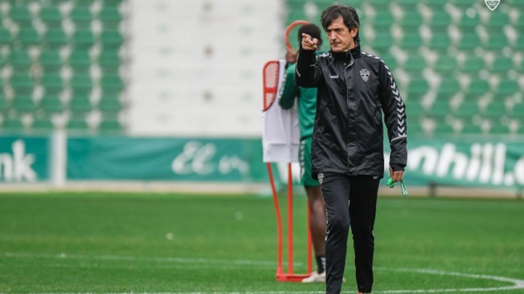 Pacheta en un entrenamiento del Elche en el Martínez Valero Pacheta en un entrenamiento del Elche en el Martínez Valero