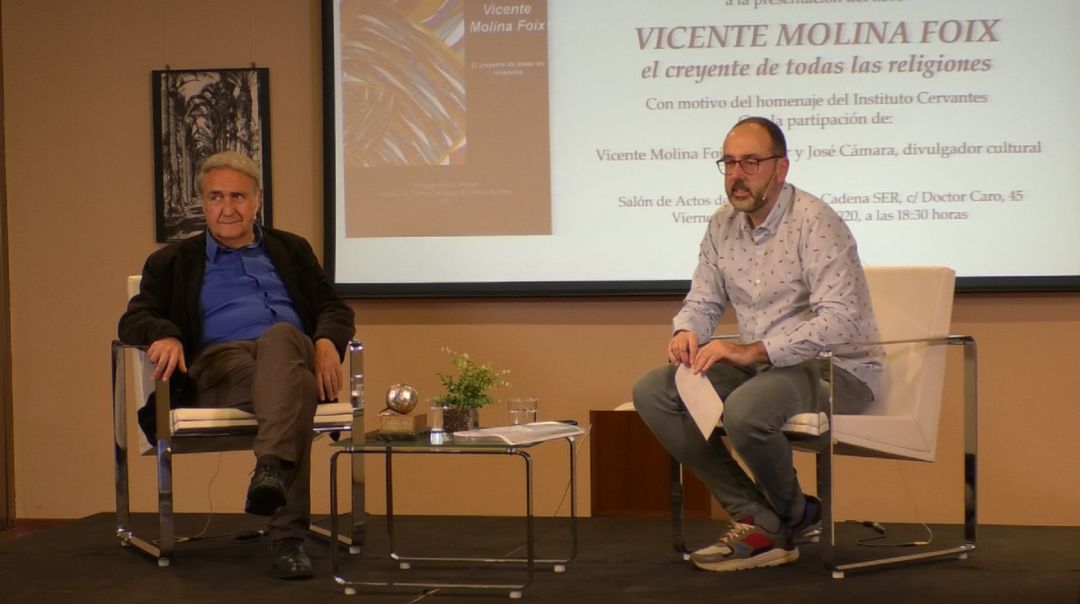 Vicente Molina Foix y José Cámara en la sala de eventos de Radio Elche Cadena SER Vicente Molina Foix y José Cámara en la sala de eventos de Radio Elche Cadena SER