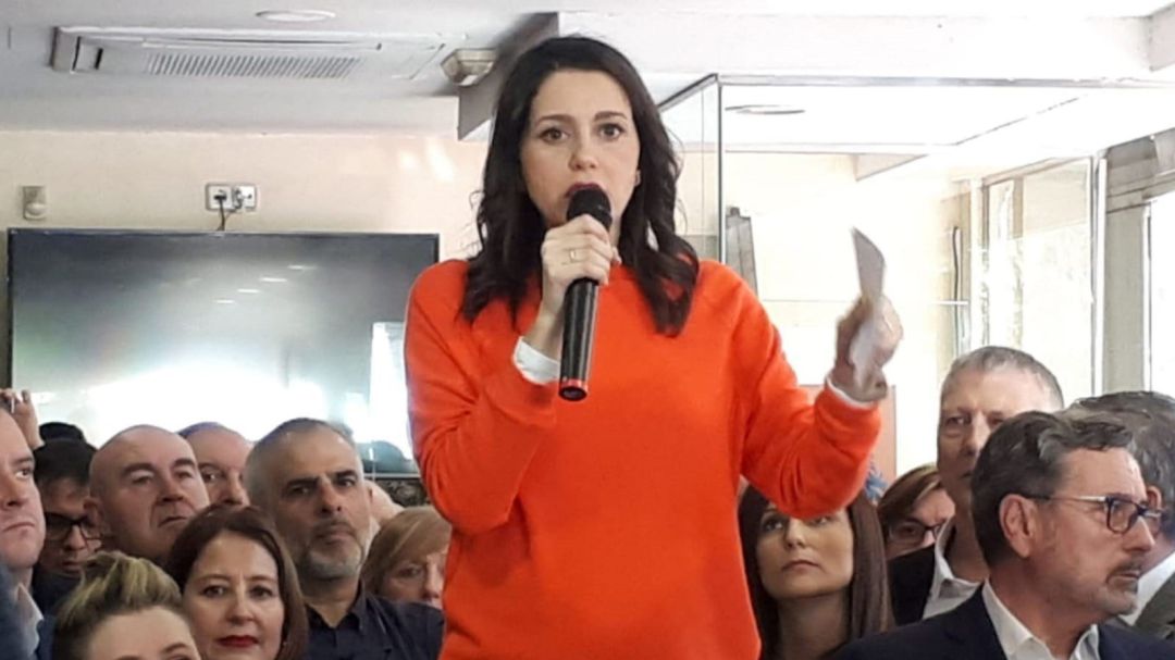 La portavoz de Cs en el Congreso y candidata a la presidencia del partido, Inés Arrimada, en declaraciones durante un encuentro con afiliados de la formación en L'Hospitalet de Llobregat (Barcelona) La portavoz de Cs en el Congreso y candidata a la presidencia del partido, Inés Arrimada, en declaraciones durante un encuentro con afiliados de la formación en L'Hospitalet de Llobregat (Barcelona)