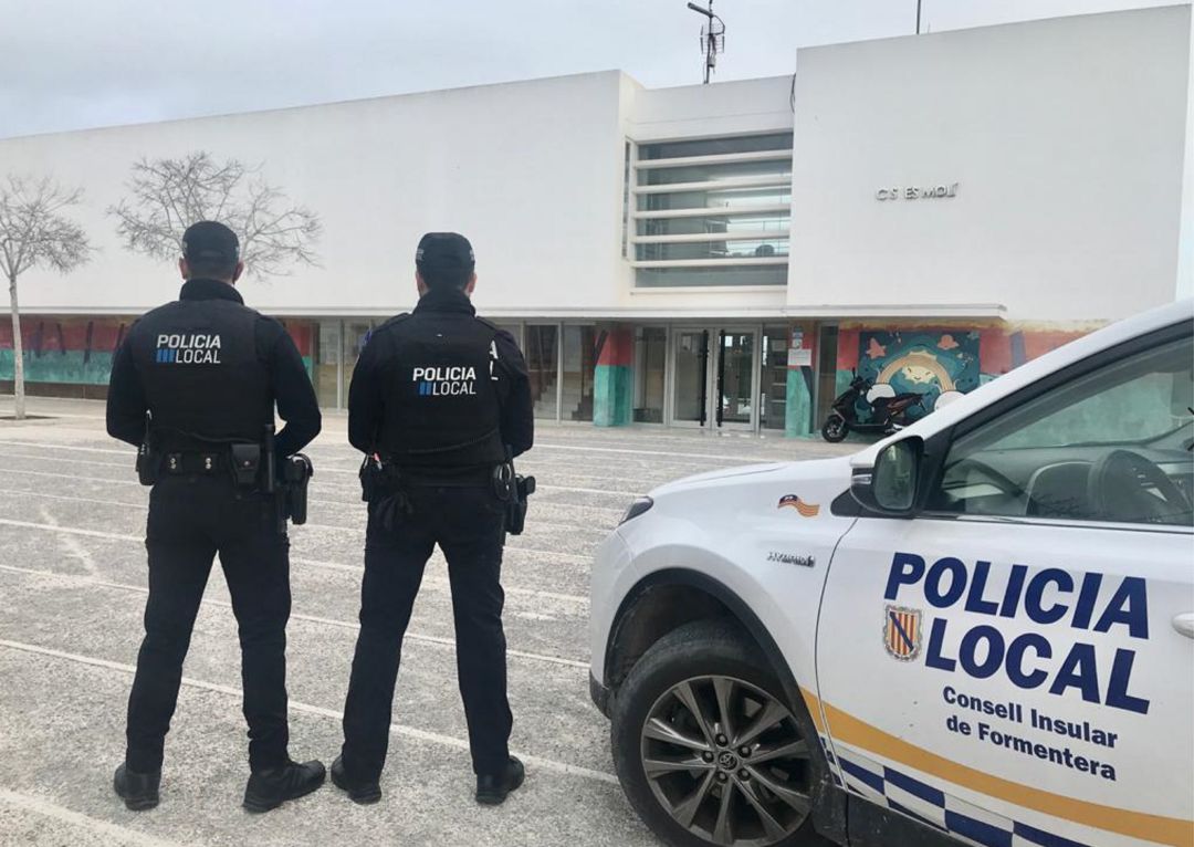 Agentes de la Policía Local de Formentera Agentes de la Policía Local de Formentera
